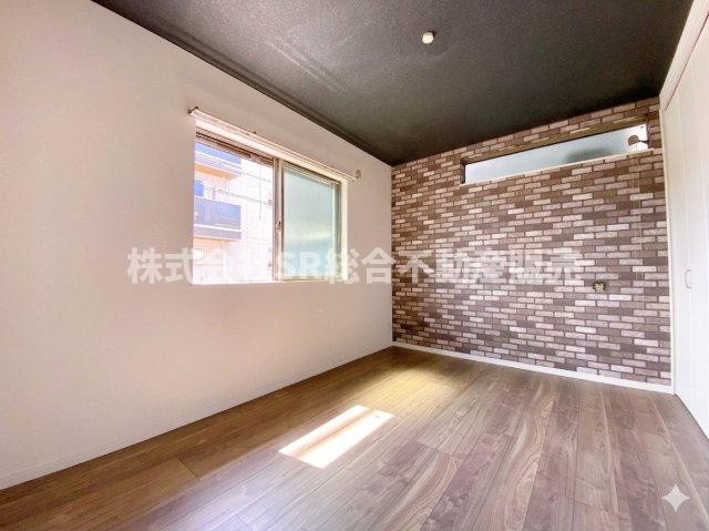 寺前町1丁目中古戸建の洋室|1F・洋室6帖。個人の部屋や寝室として使える洋室です