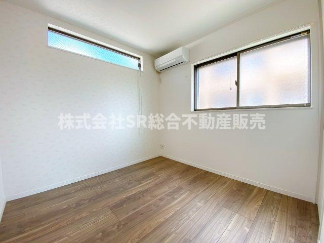 寺前町1丁目中古戸建の寝室|2F・東側洋室6帖。落ち着いて過ごせるお部屋なので、寝室にいかがでしょうか