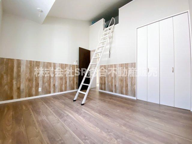 寺前町1丁目中古戸建の子供部屋|2F・洋室4.5帖。ロフトがあることで天井が高く開放感のあるお部屋です♪
