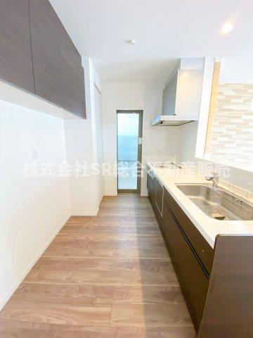 寺前町1丁目中古戸建のキッチン|奥の勝手口は網戸になるので風通しがよくなります♪