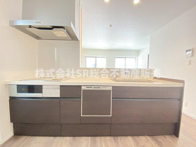 寺前町1丁目中古戸建のキッチン|お掃除とお料理のしやすいIHコンロ、あると嬉しい食洗機も付いてます♪