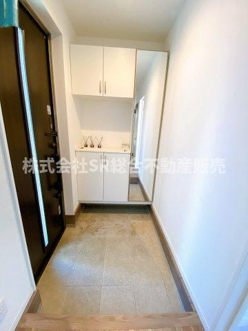 寺前町1丁目中古戸建の玄関|玄関には姿見鏡付きのシューズボックスもございます！