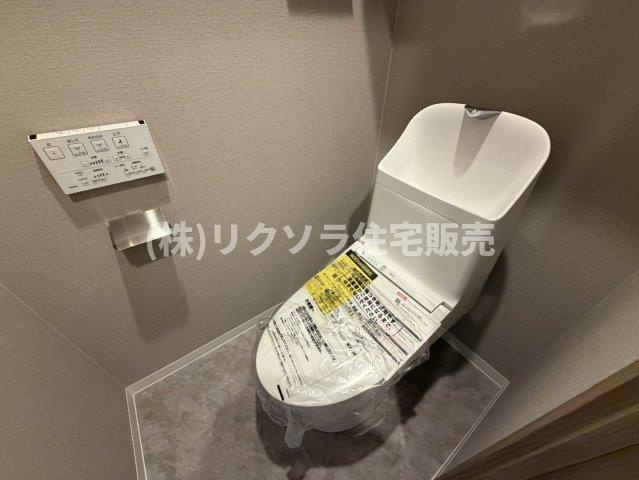 エバーグリーン門真のトイレ|温水洗浄便座付き
■物件内覧・資金計画相談・住宅ローン相談、リフォーム相談、お問合せ受付中■
※当日・翌日のご内覧、ご相談はお電話でのお問合せがスムーズです！