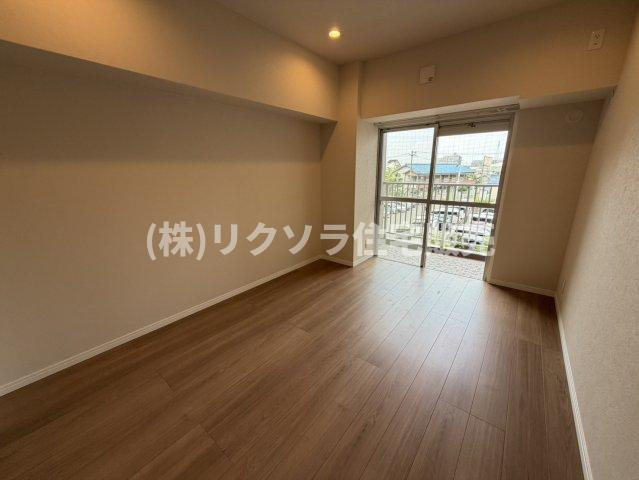 エバーグリーン門真の洋室|洋室6.7帖
■物件内覧・資金計画相談・住宅ローン相談、リフォーム相談、お問合せ受付中■
※当日・翌日のご内覧、ご相談はお電話でのお問合せがスムーズです！
