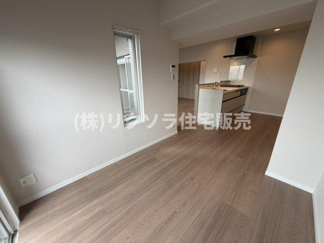 エバーグリーン門真の居間・リビング|LDK16.4帖
■物件内覧・資金計画相談・住宅ローン相談、リフォーム相談、お問合せ受付中■
※当日・翌日のご内覧、ご相談はお電話でのお問合せがスムーズです！