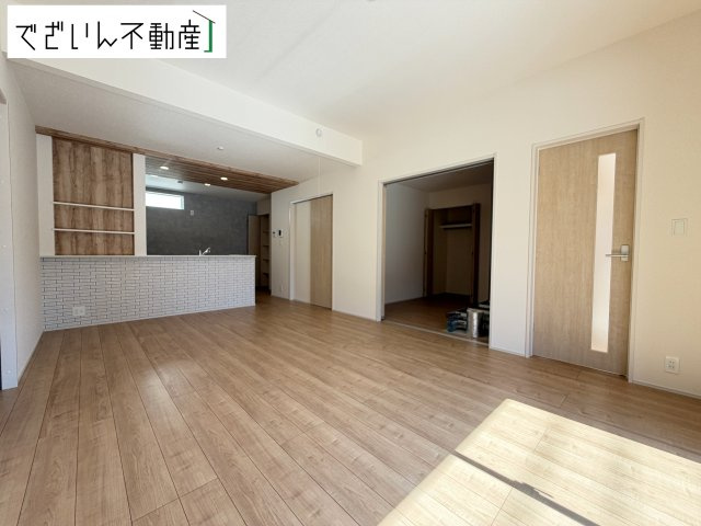 【居間・リビング】 | blooming garden深谷市緑ヶ丘　【平屋】新築住宅 | 細部まで丁寧に仕上げられた内装が、日々の生活を豊かに彩ります。家族の思い出が増えていく場所に。
現地(2026年8月撮影)