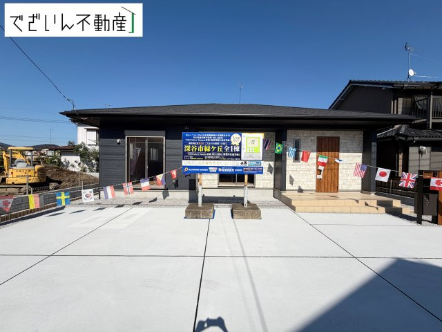 【外観】 | blooming garden深谷市緑ヶ丘　【平屋】新築住宅 | 街並みに馴染む、シンプルで洗練された佇まい。暮らしにちょっとした遊び心を添えてくれるお家です。
現地(2026年8月撮影)