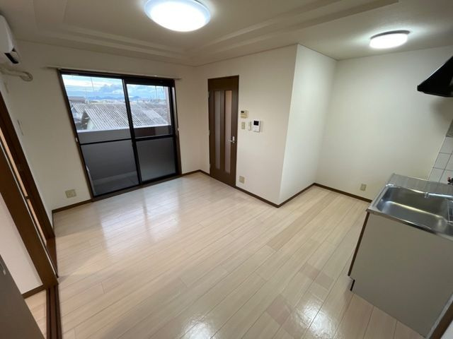 ロイヤルハイツ藤田の居間・リビング