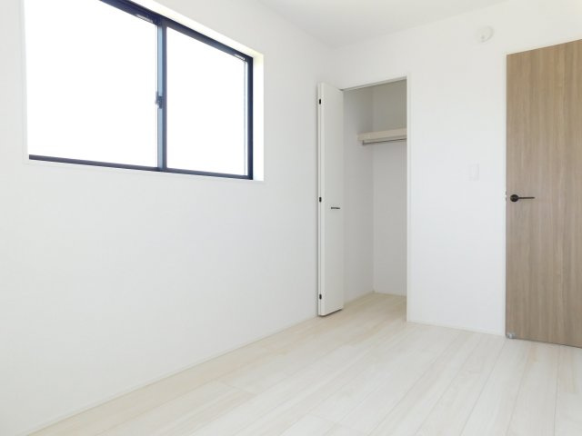 北名古屋市六ツ師宮西の新築一戸建の洋室|◇洋室◇　　明るい洋室約５．０帖　全居室収納完備♪