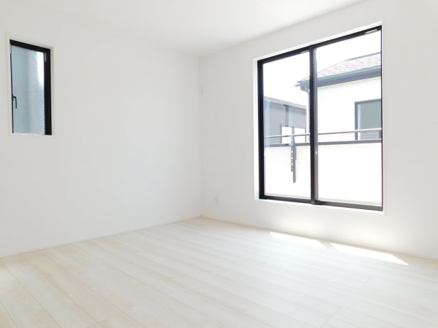 北名古屋市六ツ師宮西の新築一戸建の洋室|◇洋室◇　　南面で明るい洋室約７．０帖　ウォークインクローゼット完備♪　バルコニー利用可！　