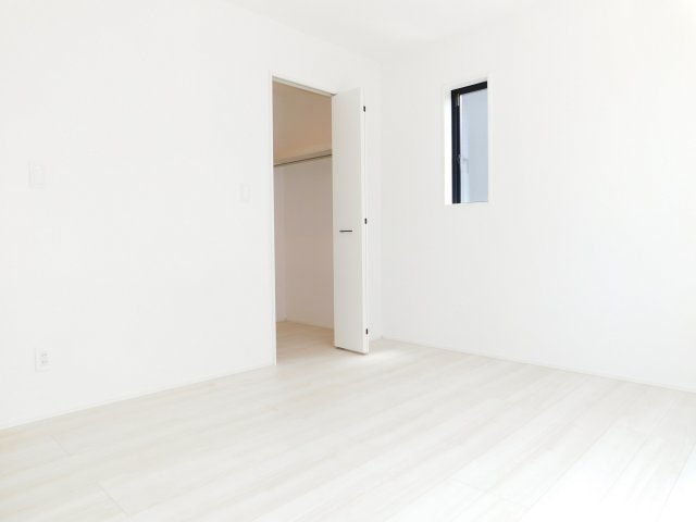 北名古屋市六ツ師宮西の新築一戸建の洋室|◇洋室◇　　南面で明るい洋室約７．０帖　ウォークインクローゼット完備♪　バルコニー利用可！　