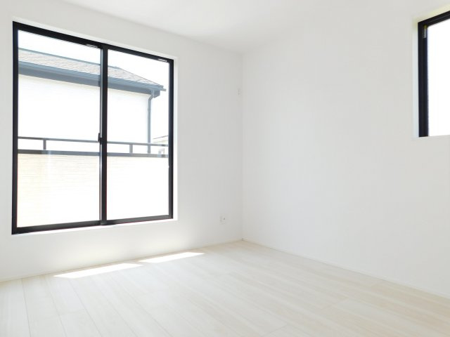 北名古屋市六ツ師宮西の新築一戸建の洋室|◇洋室◇　　南面で明るい洋室約５．２５帖　全居室収納完備♪　バルコニー利用可！　