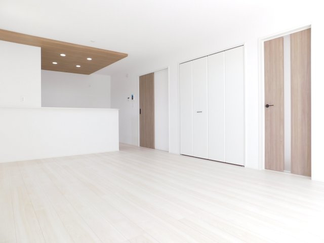 北名古屋市六ツ師宮西の新築一戸建の居間・リビング|◇リビング◇　　南面で明るいリビング約１７．０帖　リビング収納完備！　