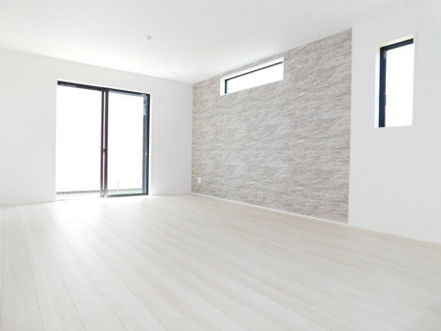 北名古屋市六ツ師宮西の新築一戸建の居間・リビング|◇リビング◇　　南面で明るいリビング約１７．０帖　アクセントクロスのオシャレなリビング♪