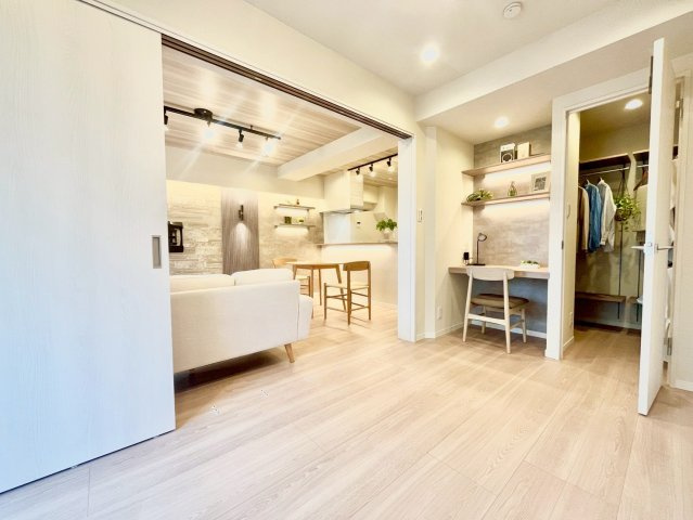 都立大八雲マンションの洋室|リビング横の居室はリビングルームと一体に使用して18.8帖の広々リビングに！

現地ご見学希望・資料請求などお気軽にお問い合わせ下さい！
03-5990-5201