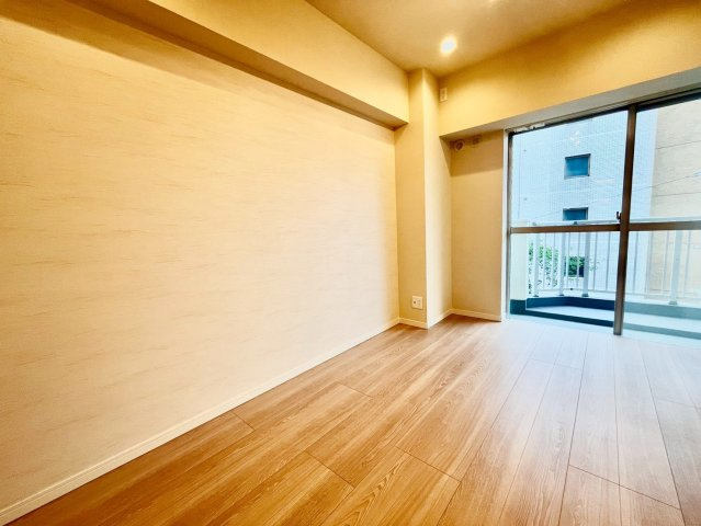 都立大八雲マンションの洋室|一日中、陽があたる南西角部屋です。

現地ご見学希望・資料請求などお気軽にお問い合わせ下さい！
03-5990-5201