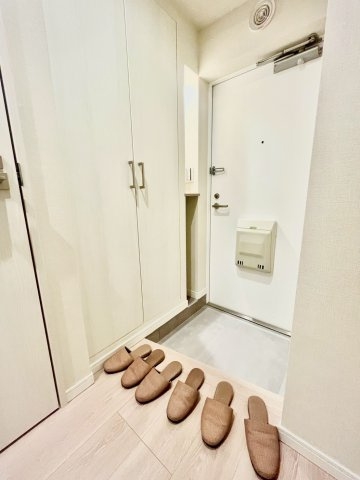 都立大八雲マンションの玄関|玄関横にはシューズボックスがついているため、片付いた玄関がキープできます！

現地ご見学希望・資料請求などお気軽にお問い合わせ下さい！
03-5990-5201