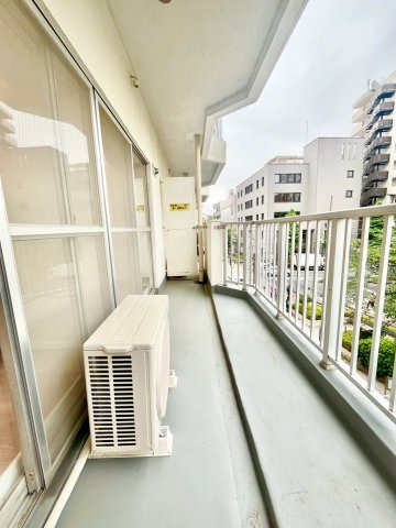 都立大八雲マンションのバルコニー|朝の澄んだ空気や、夕方の清々しい風を五感で感じられるバルコニー！

現地ご見学希望・資料請求などお気軽にお問い合わせ下さい！
03-5990-5201