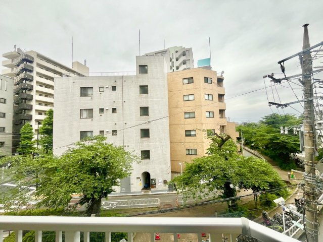 都立大八雲マンションの展望|大きな空に包まれて、太陽の光をたっぷりと浴びながら過ごす毎日は、自然と家族の笑顔で溢れます。

現地ご見学希望・資料請求などお気軽にお問い合わせ下さい！
03-5990-5201