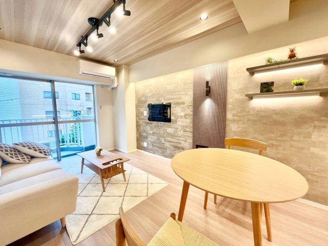 都立大八雲マンションの居間・リビング|南西向きの窓から、お日様の光をたっぷり取りこめるリビングでゆったりと過ごせます。

現地ご見学希望・資料請求などお気軽にお問い合わせ下さい！
03-5990-5201