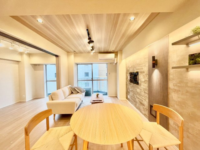 都立大八雲マンションの居間・リビング|のびやかに広がるリビングは、一年を通して爽やかな光と風に癒される家族のなごみ空間。

現地ご見学希望・資料請求などお気軽にお問い合わせ下さい！
03-5990-5201
