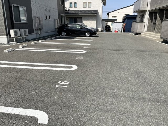 エンソワ　Ⅰ番館の駐車場