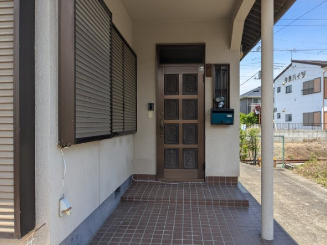 中古戸建　吉井町吉井の玄関|シャッター付きの窓で玄関周りの安全対策も〇です。