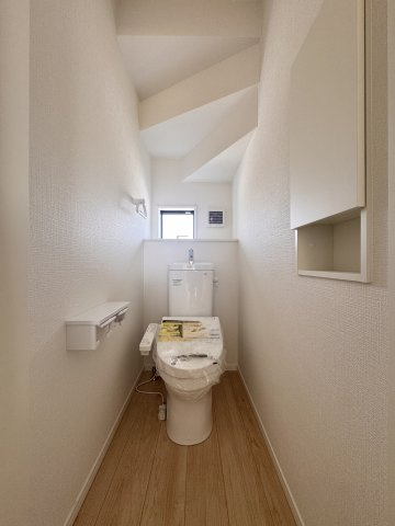 豊町 第2のトイレ|階段下のスペースを上手に活用したトイレはお洒落で窓もついており明るい空間です。