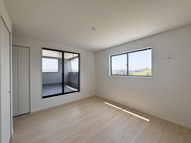 豊町 第2の洋室|2F 約7.5帖の洋室は広々としており主寝室としてお使いいただけます。