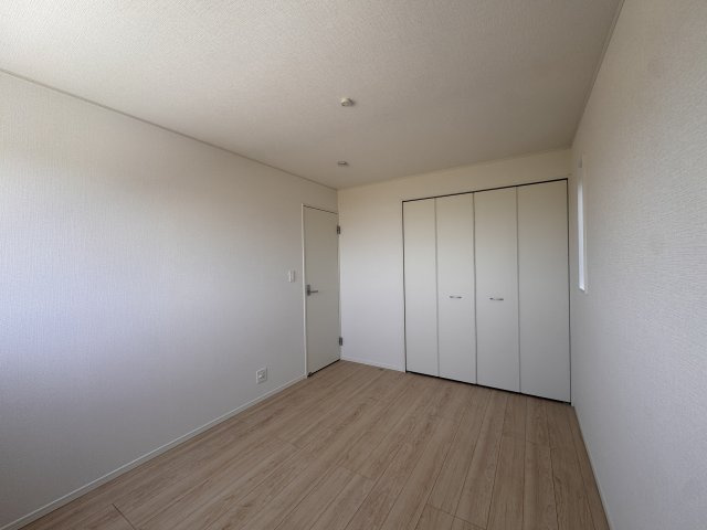 豊町 第2の洋室|2F 約6帖の洋室はクローゼットも備わっておりお子様のお部屋としてお使いいただけます♪