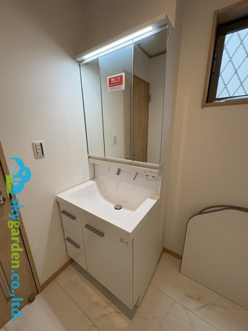 藤沢市大鋸　新築戸建　全３棟B号棟の独立洗面台|朝の身支度には欠かせない独立洗面化粧台