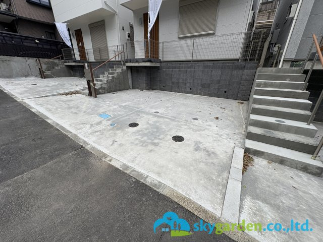 藤沢市大鋸　新築戸建　全３棟B号棟の駐車場|車種により並列２台駐車可