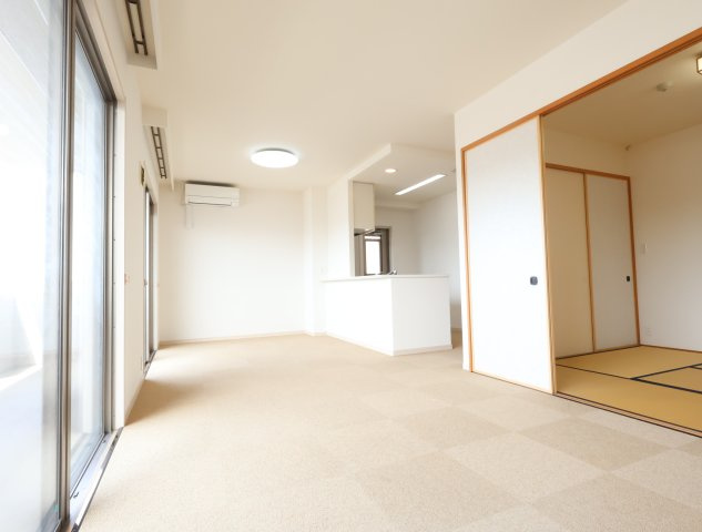 サーパスシティ東朝日町の居間・リビング|17.1帖のLDK・陽当り良好！アウトポール施工で広々とお使いいただけます！