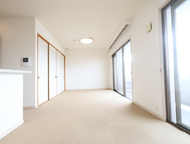 サーパスシティ東朝日町のキッチン|カウンターキッチンなのでリビングにいるご家族と会話を楽しみながらお料理ができます！
