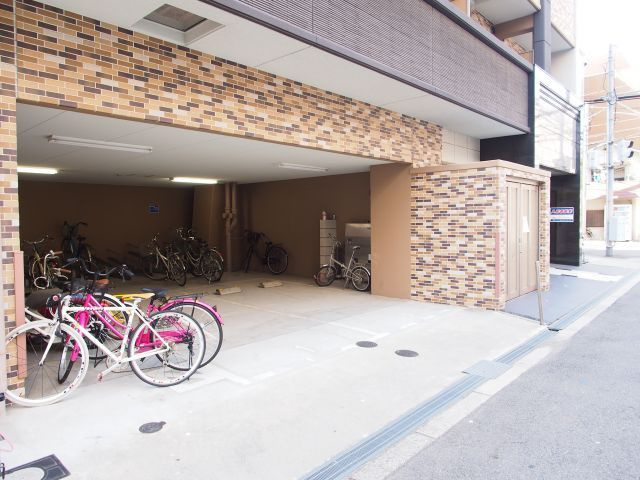 アスヴェル難波EASTの駐車場