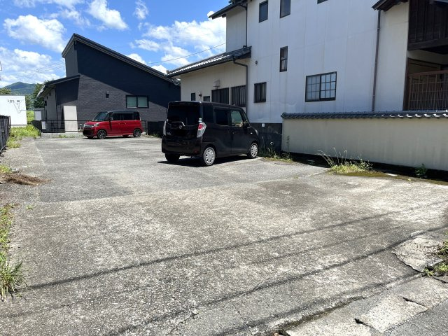 リバーハイツの駐車場