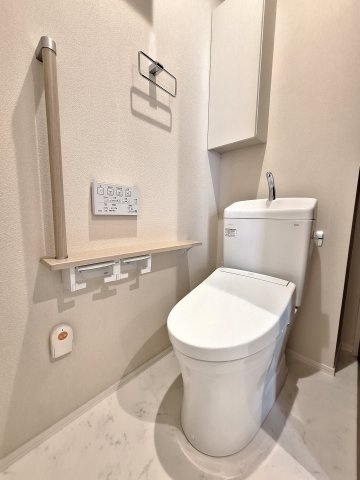 （シニア限定）ヘーベルVillage目黒東が丘のトイレ|手すり付きでつまづき防止/温水洗浄便座付き