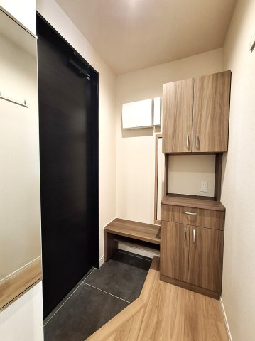 （シニア限定）ヘーベルVillage目黒東が丘の玄関|手すりと椅子で立ち座りを補助/靴の履き替え時の転倒防止
