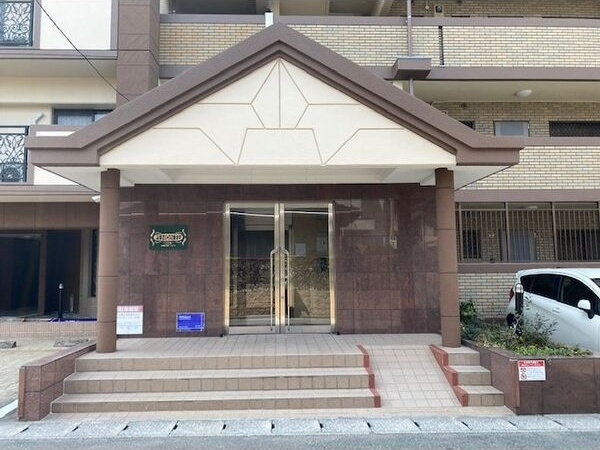 ピエモンテ二日市(旧キャメルハウス)のエントランス