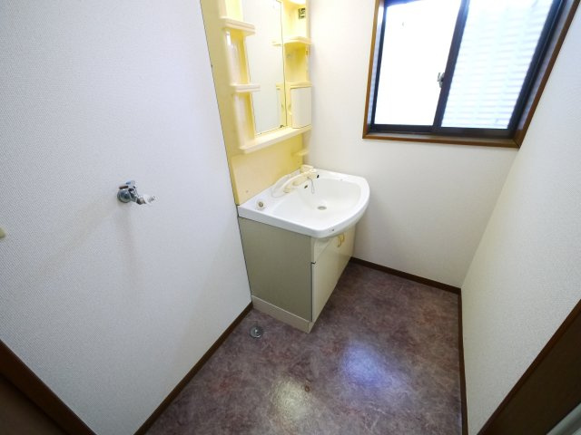 茂原市粟生野　平屋中古戸建の独立洗面台|内装リフォーム済み令和8年5月  3DK平屋　公道角地  軽自動車は3台可能 閑静な分譲地内