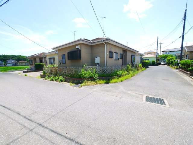 茂原市粟生野　平屋中古戸建の前面道路含む現地写真|内装リフォーム済み令和8年5月  3DK平屋　公道角地  軽自動車は3台可能 閑静な分譲地内
