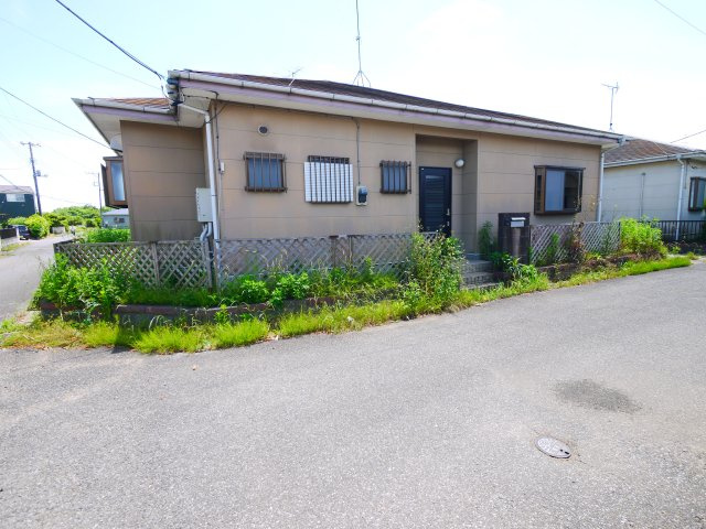 茂原市粟生野　平屋中古戸建の外観|内装リフォーム済み令和8年5月  3DK平屋　公道角地  軽自動車は3台可能 閑静な分譲地内