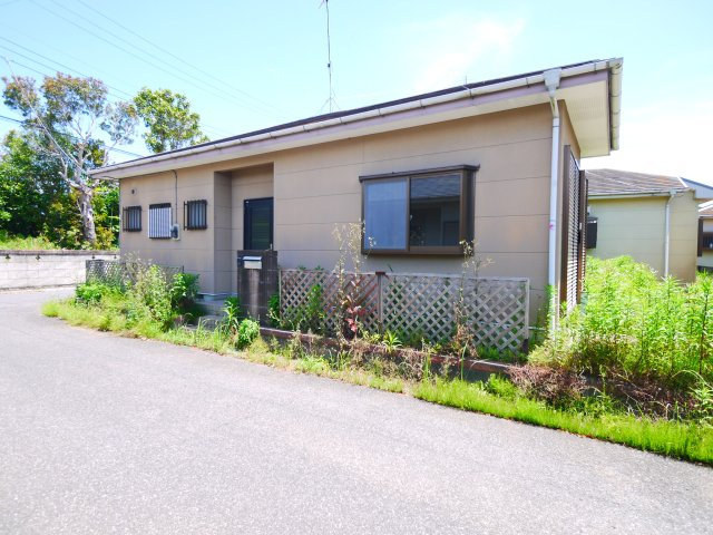 茂原市粟生野　平屋中古戸建の外観|内装リフォーム済み令和8年5月  3DK平屋　公道角地  軽自動車は3台可能 閑静な分譲地内