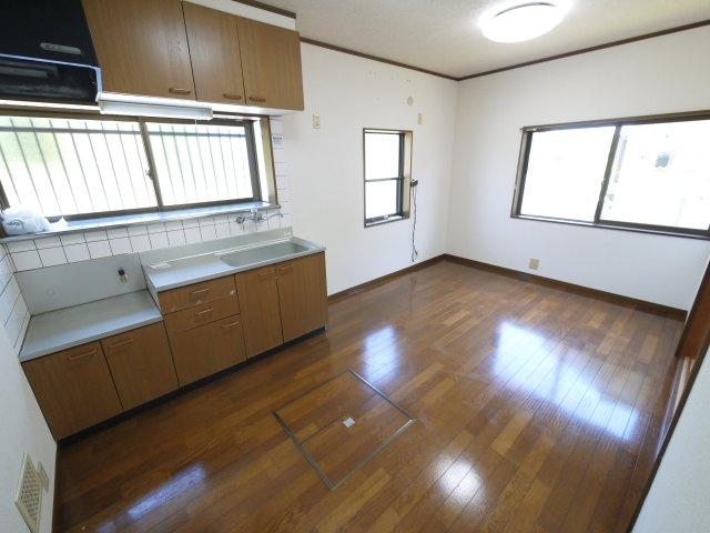 茂原市粟生野　平屋中古戸建の居間・リビング|内装リフォーム済み令和8年5月  3DK平屋　公道角地  軽自動車は3台可能 閑静な分譲地内