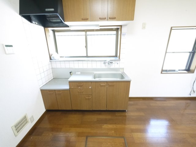 茂原市粟生野　平屋中古戸建のキッチン|内装リフォーム済み令和8年5月  3DK平屋　公道角地  軽自動車は3台可能 閑静な分譲地内