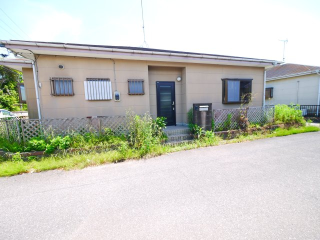 茂原市粟生野　平屋中古戸建の外観|内装リフォーム済み令和8年5月  3DK平屋　公道角地  軽自動車は3台可能 閑静な分譲地内