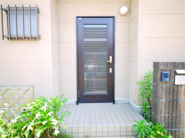 茂原市粟生野　平屋中古戸建の玄関|内装リフォーム済み令和8年5月  3DK平屋　公道角地  軽自動車は3台可能 閑静な分譲地内
