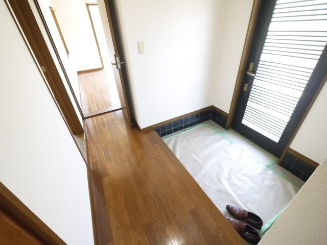 茂原市粟生野　平屋中古戸建の玄関|内装リフォーム済み令和8年5月  3DK平屋　公道角地  軽自動車は3台可能 閑静な分譲地内