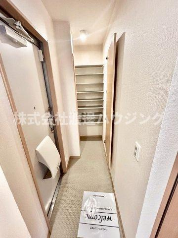 コーポラスツツミE棟の玄関