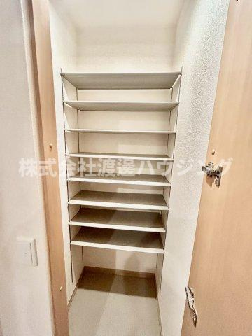コーポラスツツミE棟の収納|玄関収納一部